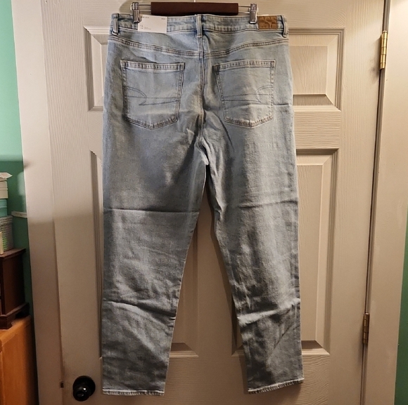 American Eagle Outfitters Light Wash Mom Jeans - Picture 4 of 4